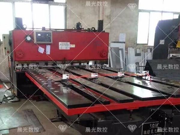 數(shù)控剪板前送料機有哪些優(yōu)勢？